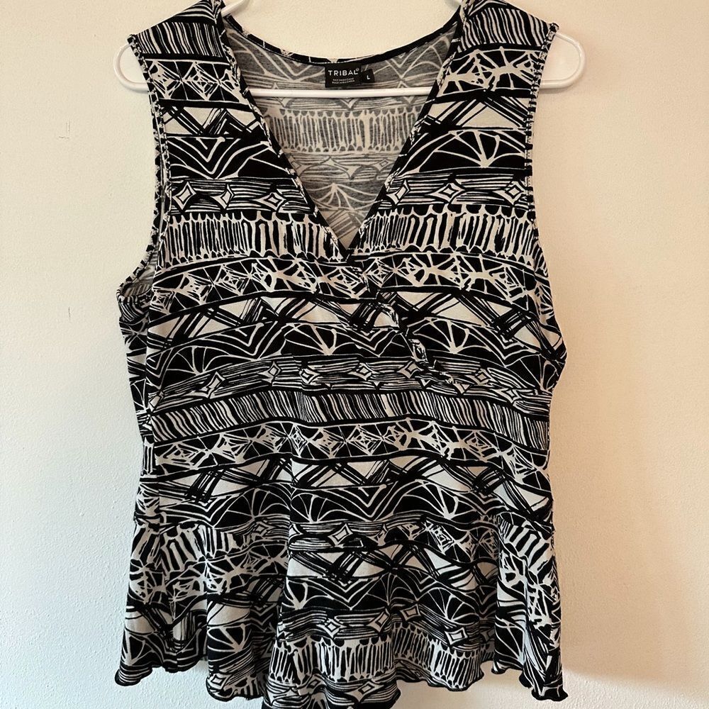 Tribal  Brand Women’s Black & White Vneck top in large